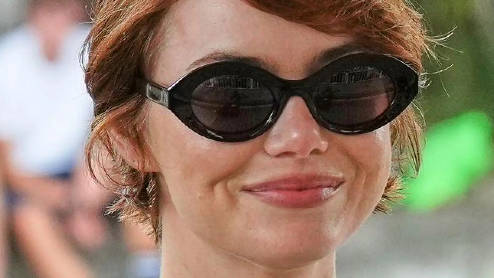 Emma Stone ist im Wettbewerbsfilm „Bugonia“ zu sehen.  (Foto: Alessandra Tarantino/Invision/AP/dpa)