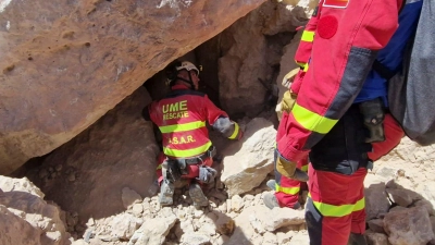 Mitglieder der spanischen Militärischen Notfalleinheit (UME) suchen nahe Khair Anougal unter einem eingestürzten Gebäude nach Überlebenden. (Foto: ---/Spanish Defence Ministry/AP/dpa)