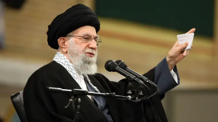 „Der Feind versucht, die Gehirne zu beherrschen“ :Ajatollah Ali Chamenei. (Foto: Iranian supreme leader office/dpa)