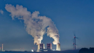 Kondensierter Wasserdampf steigt von den Kühltürmen des Braunkohlekraftwerkes Neurath auf. Das Kraftwerk stößt große Mengen Kohlendioxid aus. (Symbolbild) (Foto: Henning Kaiser/dpa)