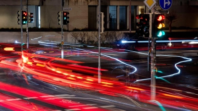 Kreuz und quer und wer ist wer? Das typische Gewusel im Straßenverkehr hat die Kamera hier zwar magisch eingefangen - doch es birgt auch Gefahren. (Foto: Hauke-Christian Dittrich/dpa/dpa-tmn)