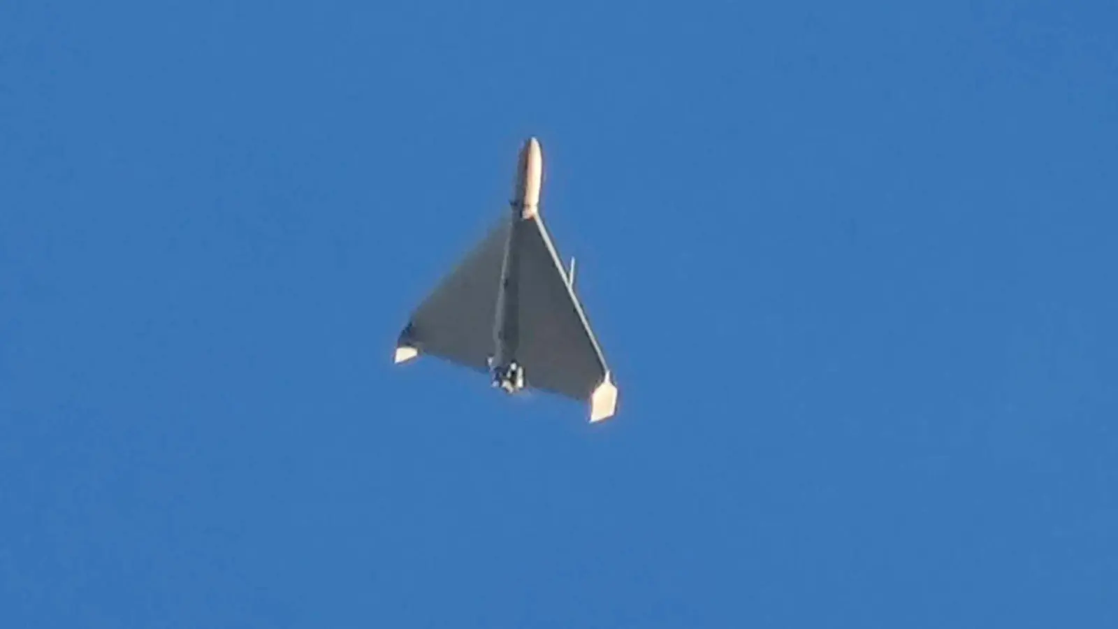 Im Angriffskrieg gegen die Ukraine setzt Russland Kampfdrohnen vom Typ Shahed ein. Deutschland will nun mit Nato-Partnern ebenfalls günstige unbemannte Luftfahrzeuge beschaffen. (Archivbild) (Foto: Efrem Lukatsky/AP/dpa)