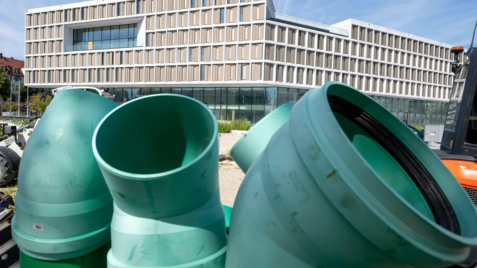 Beim millionenschweren Neubau des Strafgerichts kommt es immer wieder zu Problemen. (Foto: Peter Kneffel/dpa)