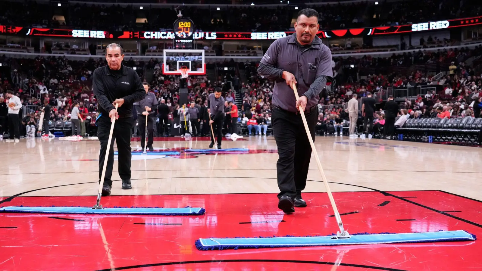 Helfer versuchen, das Spielfeld in Chicago zu trocknen. (Foto: Nam Y. Huh/AP/dpa)