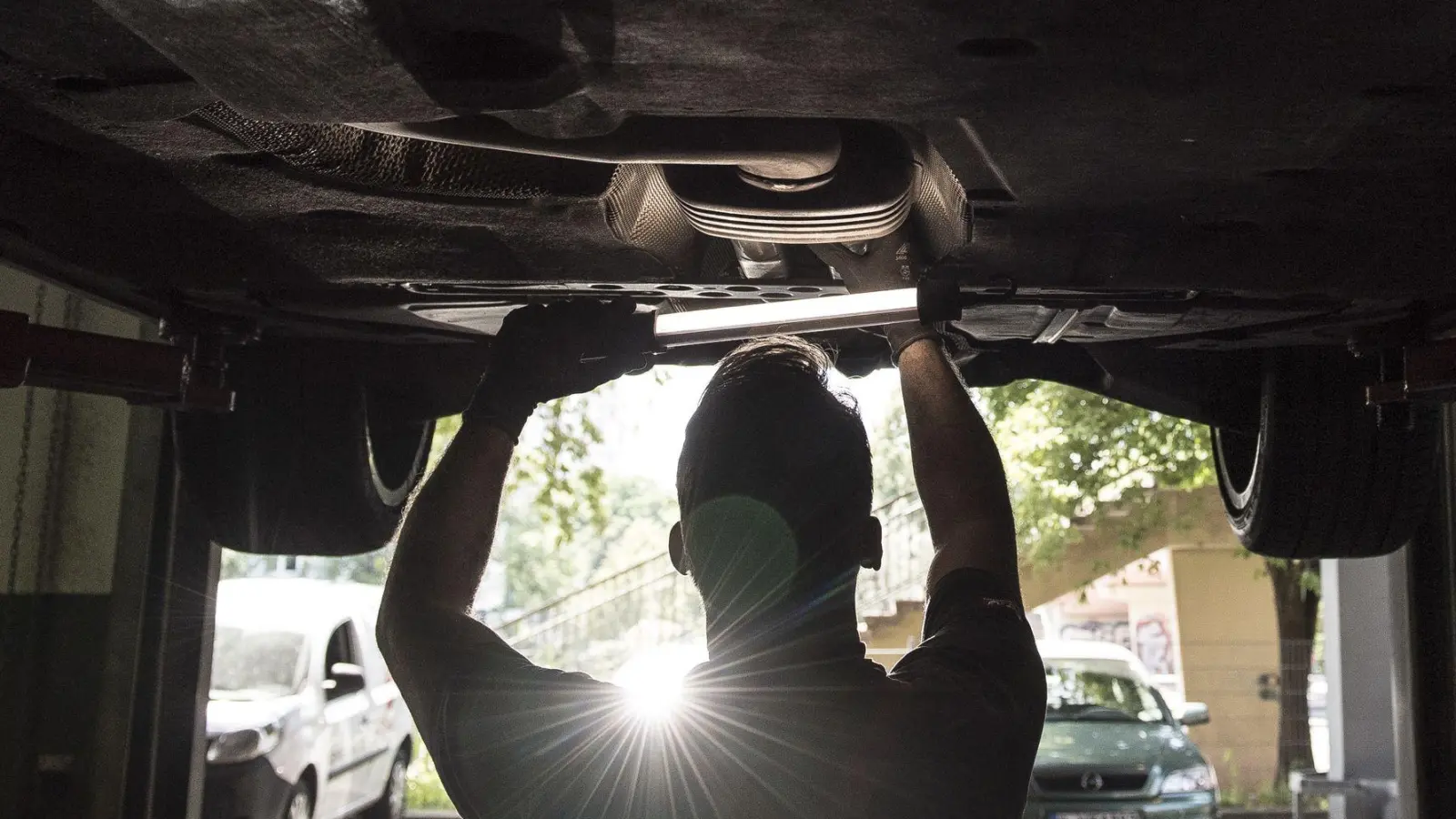 Genau hinschauen: In bestimmten Fällen kann es nach beglichenen Unfallschäden Einträge in das sogenannte HIS-Register geben. (Foto: Robert Günther/dpa-tmn)