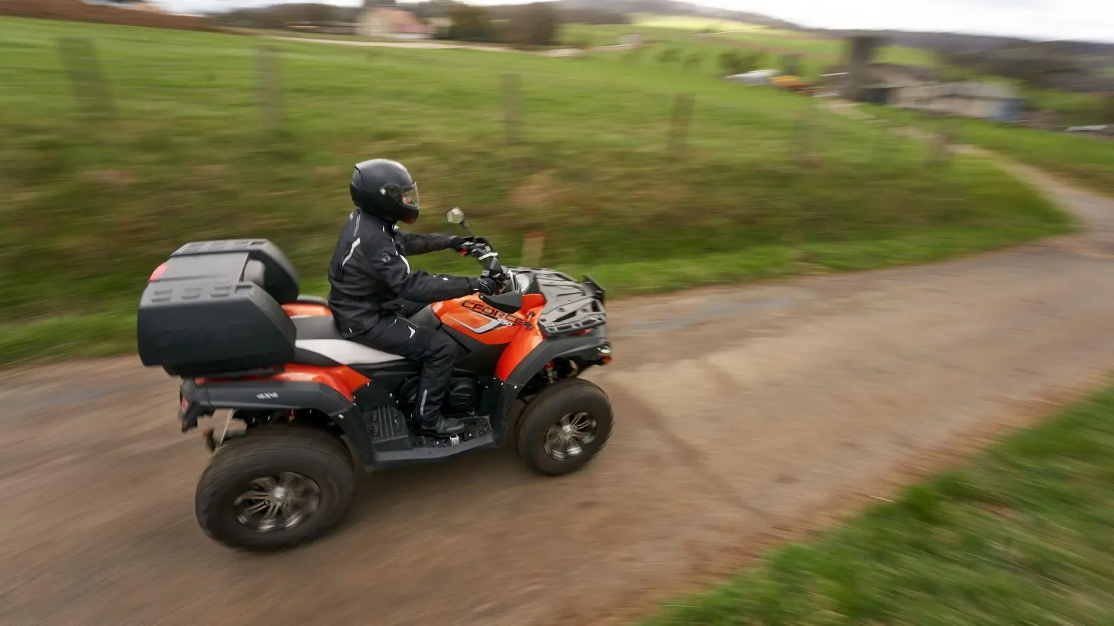 Wohin die Räder tragen: Für manche sind Quads vollwertige Alltagsfahrzeuge, für manche nur Spaßmobile. (Foto: Thomas Frey/dpa/dpa-tmn)