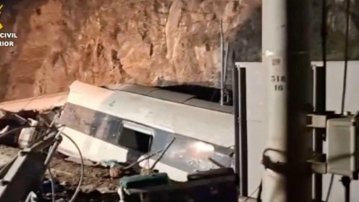 Bei dem Zugunglück kamen viele Menschen ums Leben.  (Foto: Uncredited/Guardia Civil via AP/dpa)