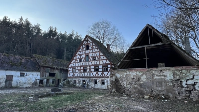 Die historische Mühle in Warzfelden ist heruntergekommen und gilt als nicht mehr zu retten. Aus Sicherheitsgründen darf das Gebäude nicht mehr betreten werden. (Foto: Yvonne Neckermann)