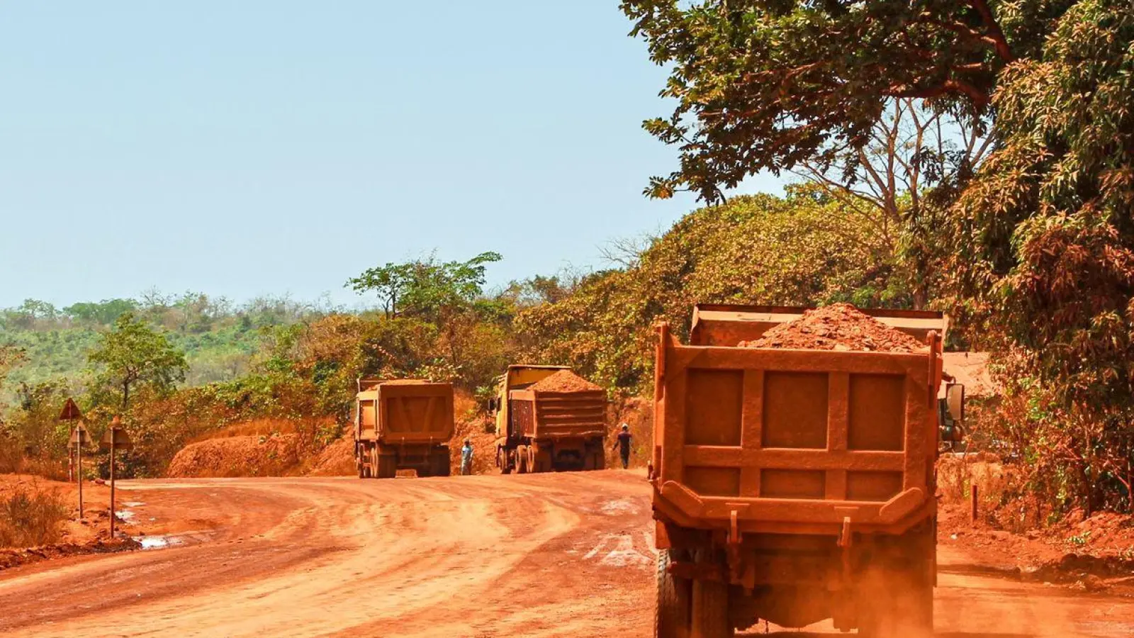 Lastwagen transportieren Bauxit entlang einer Bergbau-Transportstraße. Laut einer Studie werden mehr als ein Drittel der Menschenaffenpopulation in Afrika durch Bergbau gefährdet. (Foto: Claude Frenette/iDiv/dpa)