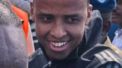 Schiedsrichter Omar Artan (M) wird in der Heimat mit Jubel empfangen. (Foto: Farah Abdi Warsameh/AP/dpa)