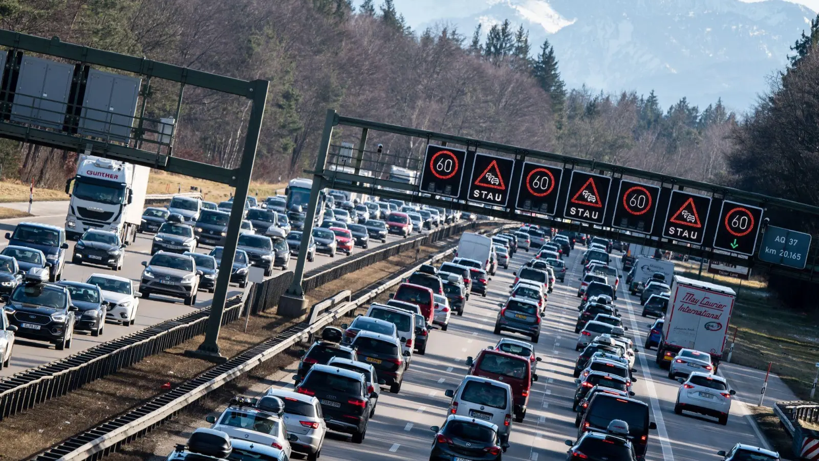 Das Verkehrsaufkommen in Deutschland ist in Zeiten hoher Spritpreise nicht gesunken. (Archivbild) (Foto: Matthias Balk/dpa)