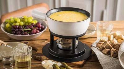 Verschiedene Käsesorten sorgen für ein aromatisches Fondue-Erlebnis: Appenzeller, Emmentaler und Gruyère sind beliebte Klassiker. (Foto: Christin Klose/dpa-tmn)