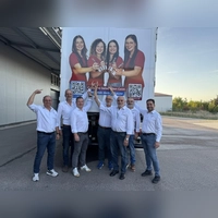Die U7 vor ihrem LKW, mit dem der Cupulino ausgeliefert wird. v.l.n.r. Frank Saemann, Christian Endreß, Stefan Heß, Heinrich Gärtner, Hermann Dornberger, Bernd Imschloß und Uwe Bauer.  (Foto: Nicole Endreß)