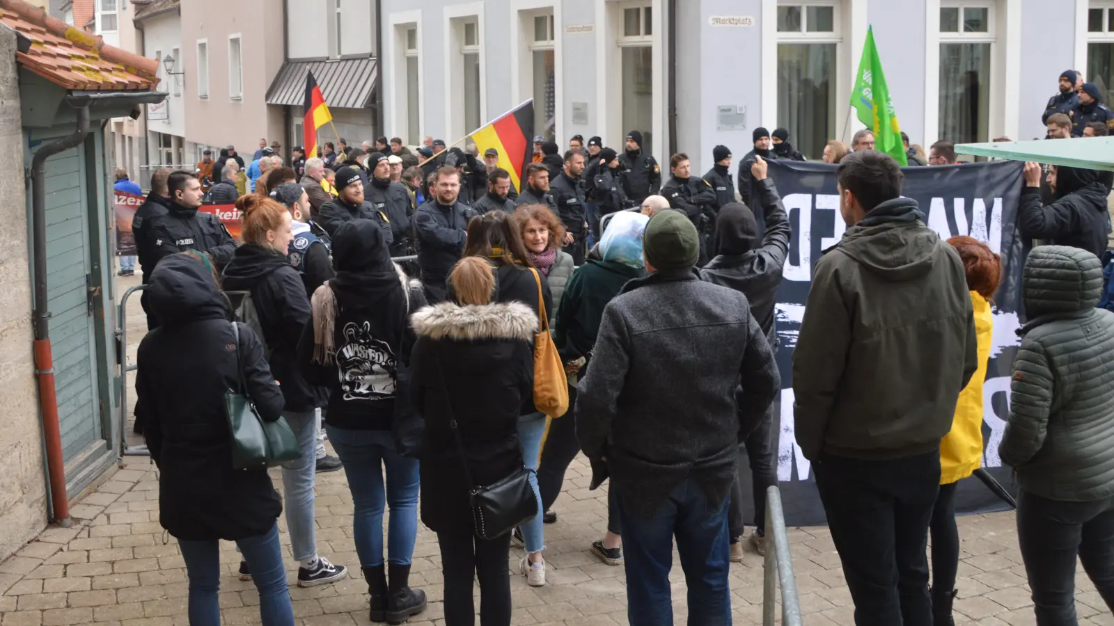 Die Polizei trennt beide Lager voneinander. (Foto: Johannes Zimmermann )