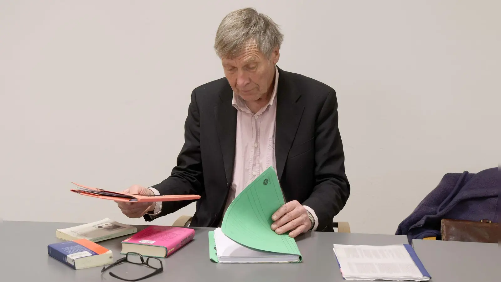 Ernst Hörmann aus Bayern stand in einem Berufungsverfahren erneut vor Gericht, weil er als Mitglied der Klimaschutzgruppe Letzte Generation an zwei Pumpstationen eine Ölleitung von Rostock zur Raffinerie im brandenburgischen Schwedt abgesperrt beziehungsweise dies versucht hatte. (Foto: Bernd Wüstneck/dpa)