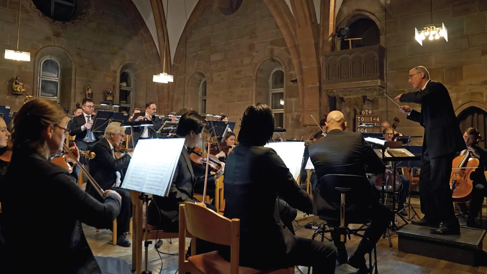 Die Erzgebirgischen Philharmonie Aue im Refektorium Heilsbronn, am Dirigentenpult Dieter Klug. (Foto: Elke Walter)