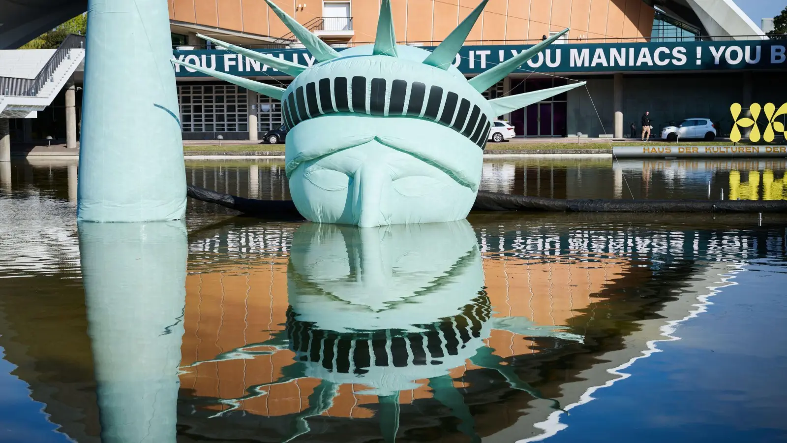 Böhmermanns Ausstellung „Die Möglichkeit der Unvernunft“ eröffnete in Berlin. (Foto: Annette Riedl/dpa)