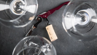 Die meisten Profis empfehlen Weinfreunden als Grundausstattung ein gutes Kellnermesser und gute Weingläser. (Foto: Christin Klose/dpa-tmn)