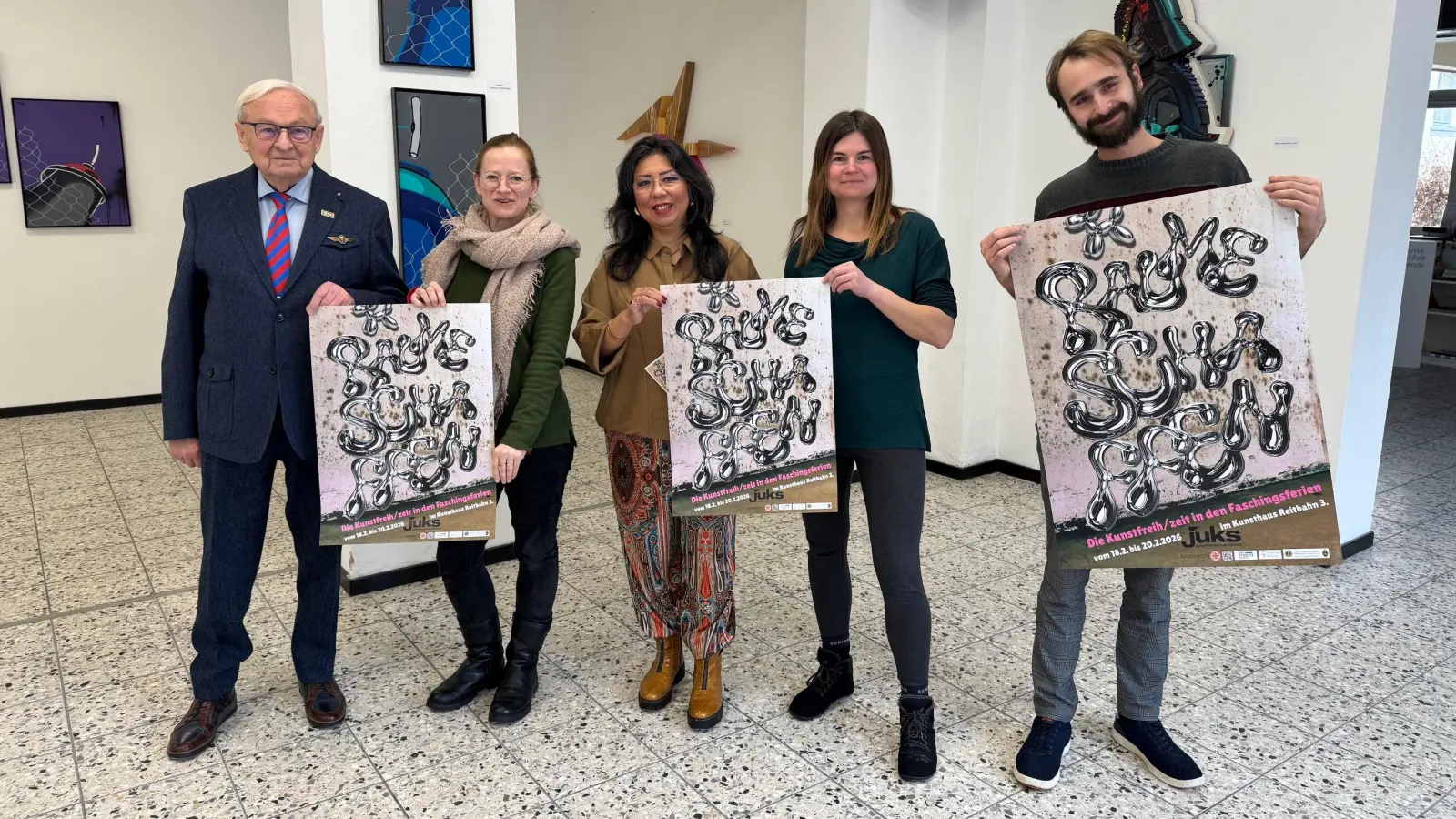 Die Künstlerinnen Sabine Effmert, Nicole Weidner und Hanna Nagel (von links) freuen sich mit Juks-Leiter Peter Theil (rechts) auf die Kunstfreizeit in den Faschingsferien. Unterstützt wird das Projekt von Friedrich Hilterhaus mit seiner Stiftung.  (Foto: Lara Hausleitner)