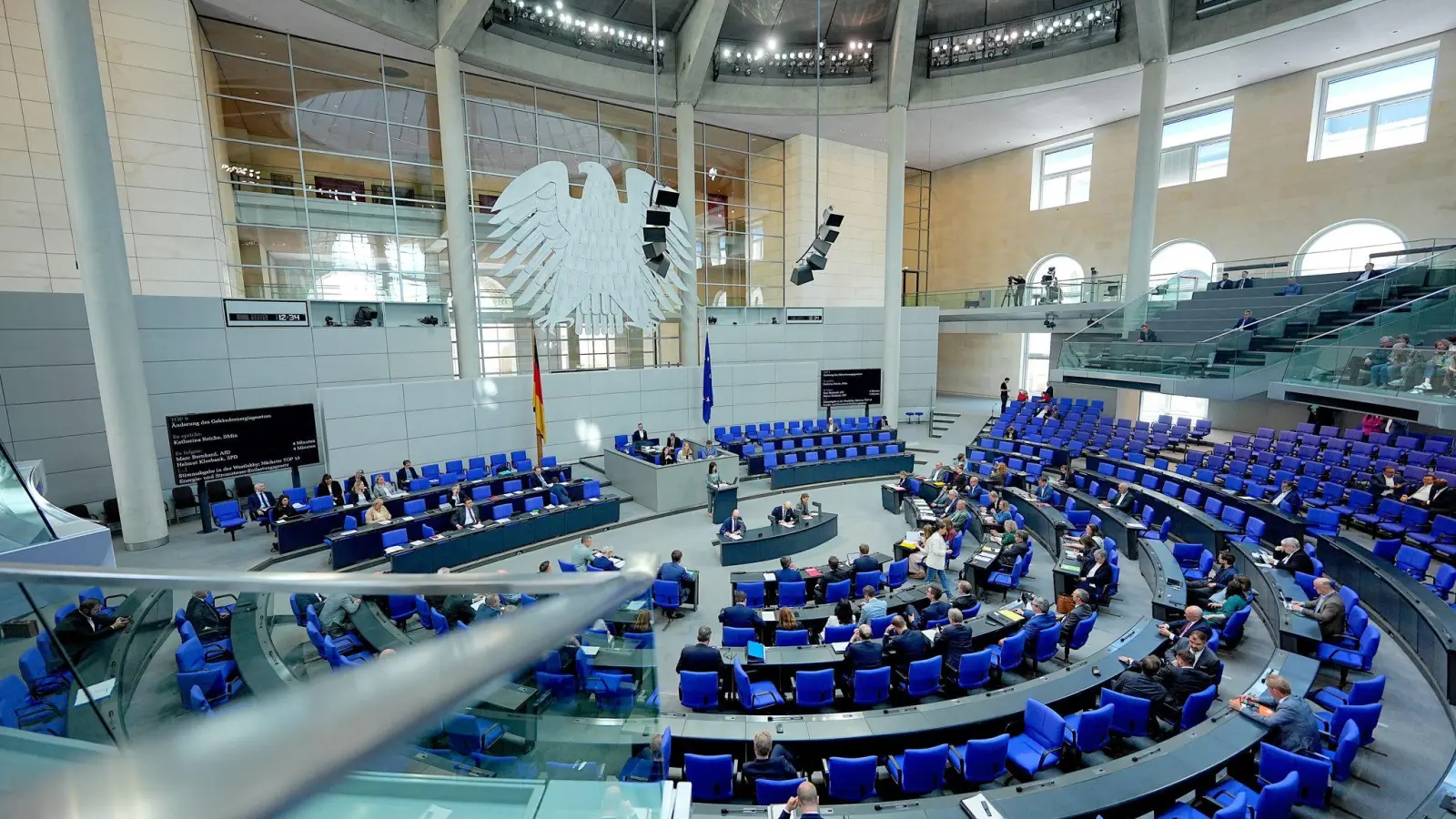 Die Fraktionen von Union und SPD wollen im Bundestag mit einer einmaligen Nullrunde bei den Bezügen der Abgeordneten ein Sparsignal in finanziell schwierigen Zeiten senden. (Archivbild) (Foto: Michael Kappeler/dpa)