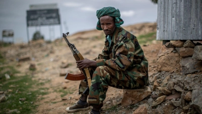 Ein Kämpfer der Tigray People&#39;s Liberation Front (TPLF) an einem Wachposten am Rande der Stadt Hawzen in der Region Tigray in Nordäthiopien. (Foto: Ben Curtis/AP/dpa)