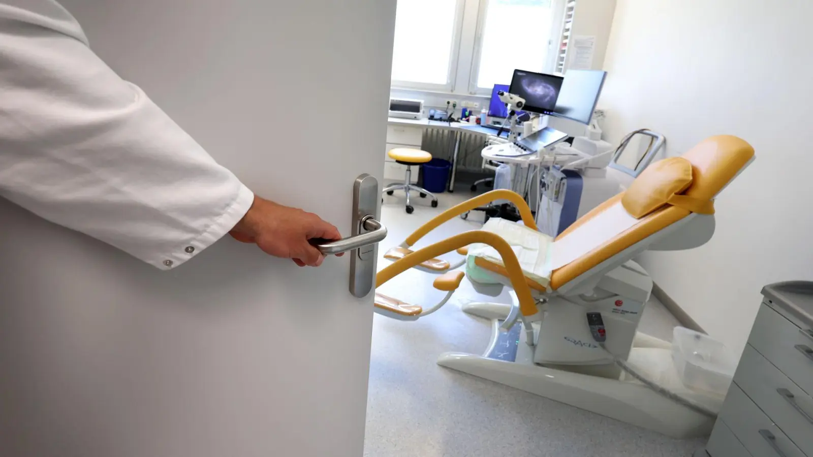 Frauen, die Opfer sexualisierter Gewalt geworden sind, können im Augsburger Uniklinikum das Angebot der anonymen Spurensicherung nutzen. (Foto: Karl-Josef Hildenbrand/dpa)