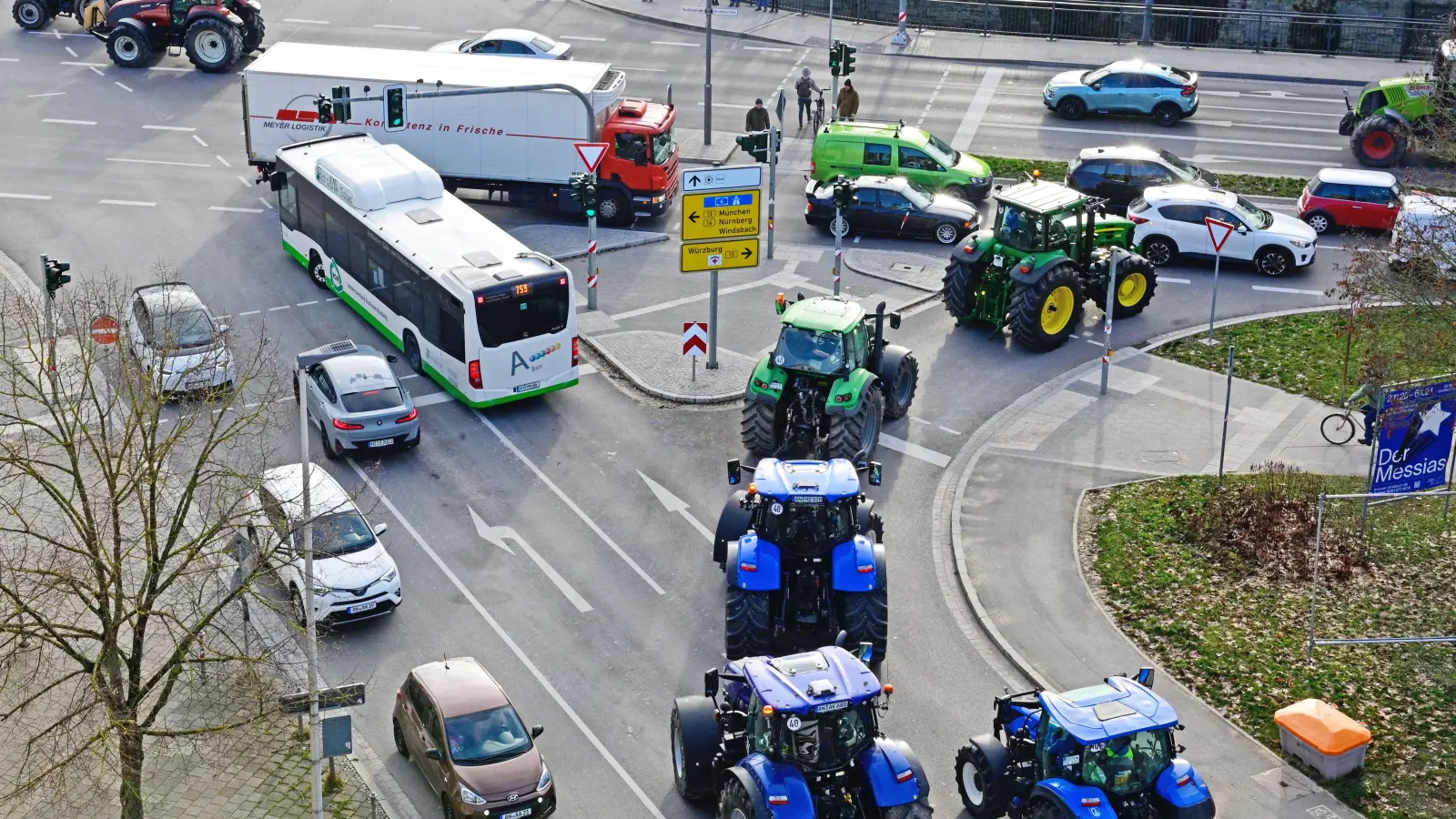 Am Montag legten Landwirte bereits in Ansbach große Teile des Verkehrs lahm. Für Pendler könnten anstrengende Tage folgen. (Foto: Jim Albright)