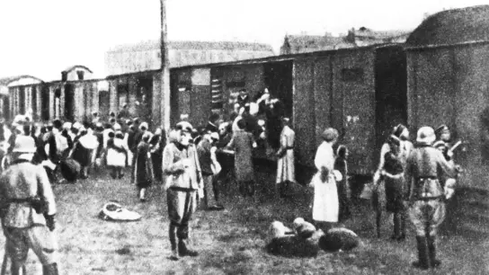 Juden aus dem Warschauer Getto werden im Sommer 1942 in Güterwaggons verladen und in das Vernichtungslager Treblinka transportiert. (Foto: CAF/dpa)