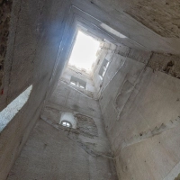 Das Augsburger Wahrzeichen Perlachturm ist derzeit hohl, nachdem die Treppen zum Besteigen des rund 70 Meter hohen Turms entfernt wurden. (Foto: Stefan Puchner/dpa)