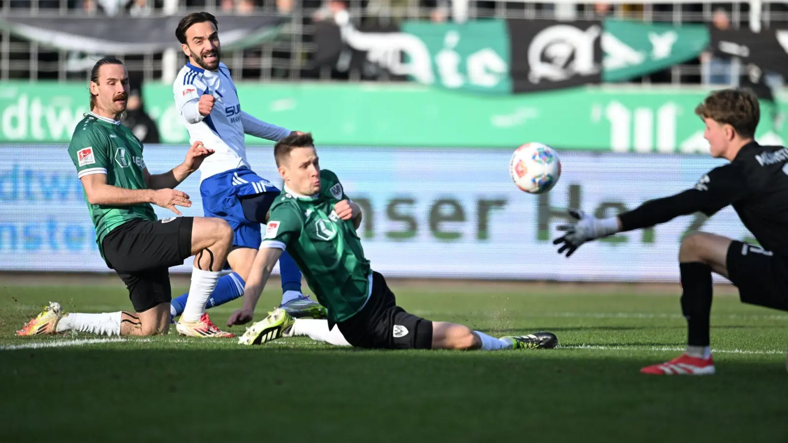 Münster und Schalke lieferten sich ein spannendes Spiel. (Foto: Fabian Strauch/dpa)