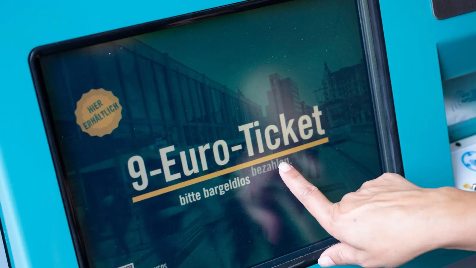 Eine Frau zieht sich an einem Fahrschein-Automaten ein 9-Euro-Ticket. (Foto: Boris Roessler/dpa)