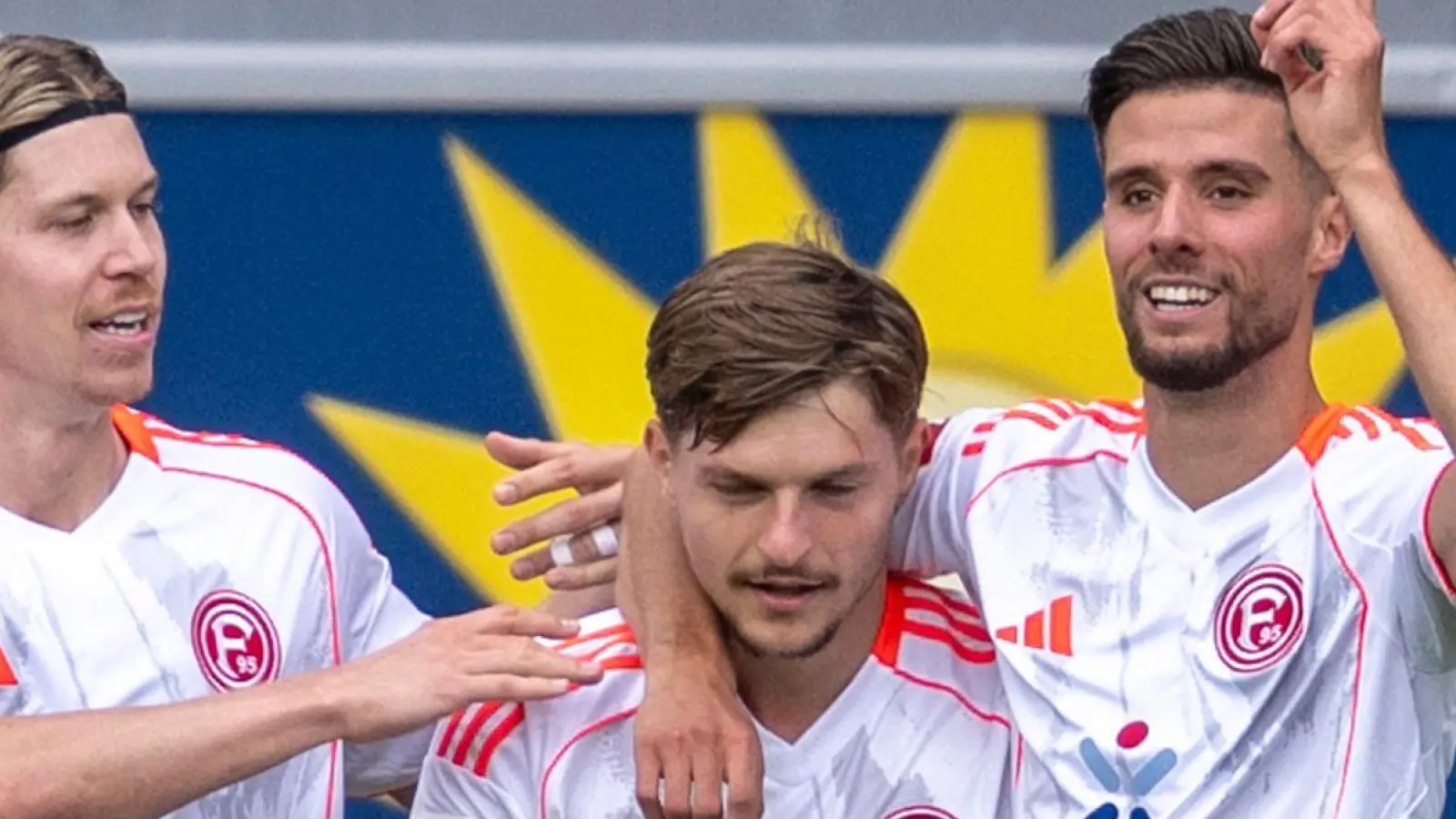 Der Düsseldorfer Anouar El Azzouzi (r-l) feiert mit den beiden Torschützen Florent Muslija und Cedric Itten. (Foto: David Inderlied/dpa)