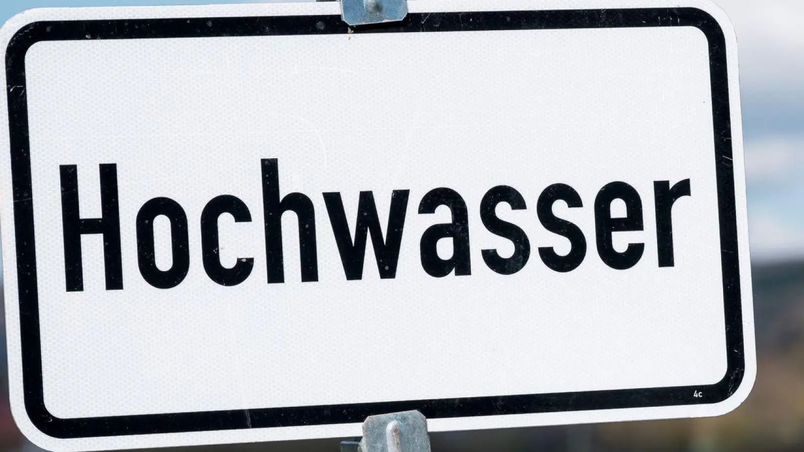 Wegen der ausgiebigen Regenfälle zum Wochenstart sind in Bayern Überschwemmungen nicht ausgeschlossen. (Symbolbild) (Foto: Daniel Vogl/dpa)