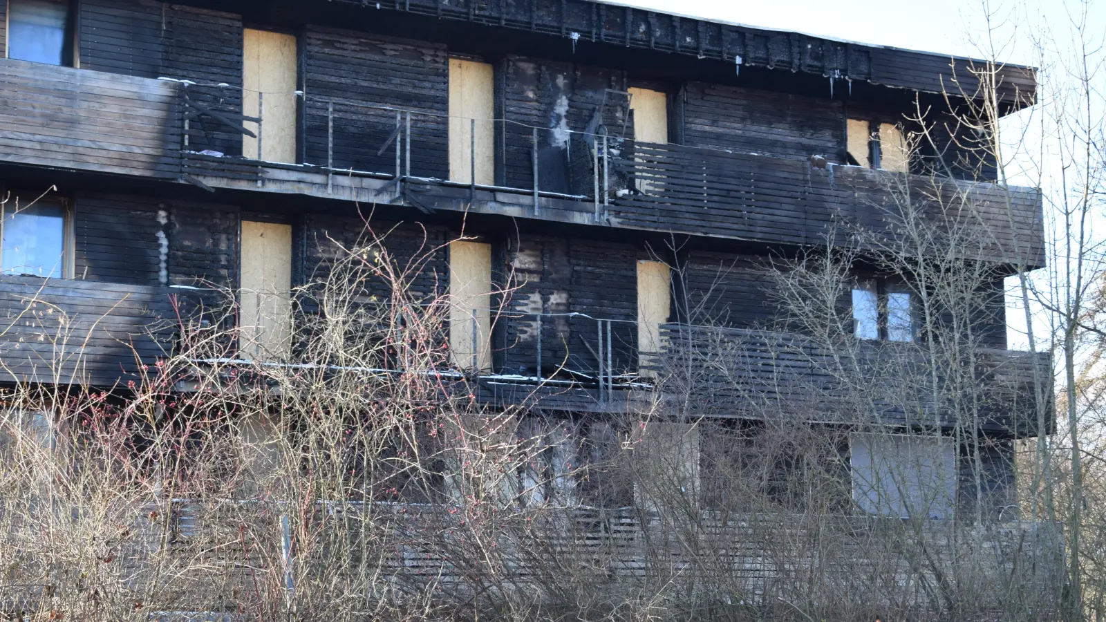 Ein Sachverständiger wird sich das Wohngebäude in der Ansbacher Herbartstraße genau anschauen. Erst dadurch entscheidet sich, ob das Gebäude noch zu retten ist. (Foto: Florian Schwab)