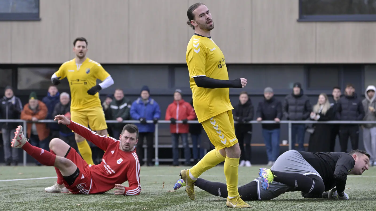 Da ist der starke Gästetorhüter Stephan Dresel das erste Mal geschlagen: Simon Drießlein (vorne rechts) hat eben das 1:0 erzielt. (Foto: Martin Rügner)