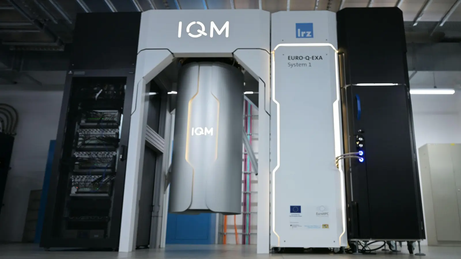 Der europäische Quantencomputer Euro-Q-Exa des finnischen Unternehmens IQM in Garching bei München. In dem Rechner steckt auch deutsche Technologie. (Archiv) (Foto: Malin Wunderlich/dpa)