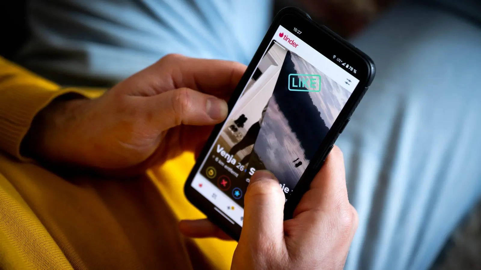 Echt und ehrlich: Singles wünschen sich beim Daten authentische Nachrichten und keine KI-generierte Texte. (Foto: Sina Schuldt/dpa)