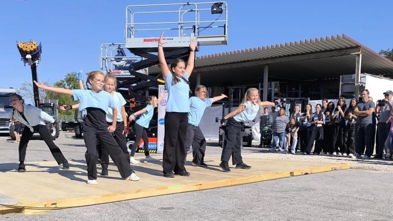 Viel Beifall gab es für die Hip-Hop-Tanzgruppen der Tanzschule „Dance14s”, die auf der Aktionsbühne in Brodswinden auftraten. (Foto: Thomas Schaller)