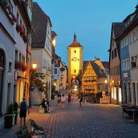 Das weltbekannte Plönlein ist dabei nur eines von zahlreichen Motiven, die Rothenburg zu einem international bekannten Reiseziel machen. (Archivbild: Jürgen Binder)