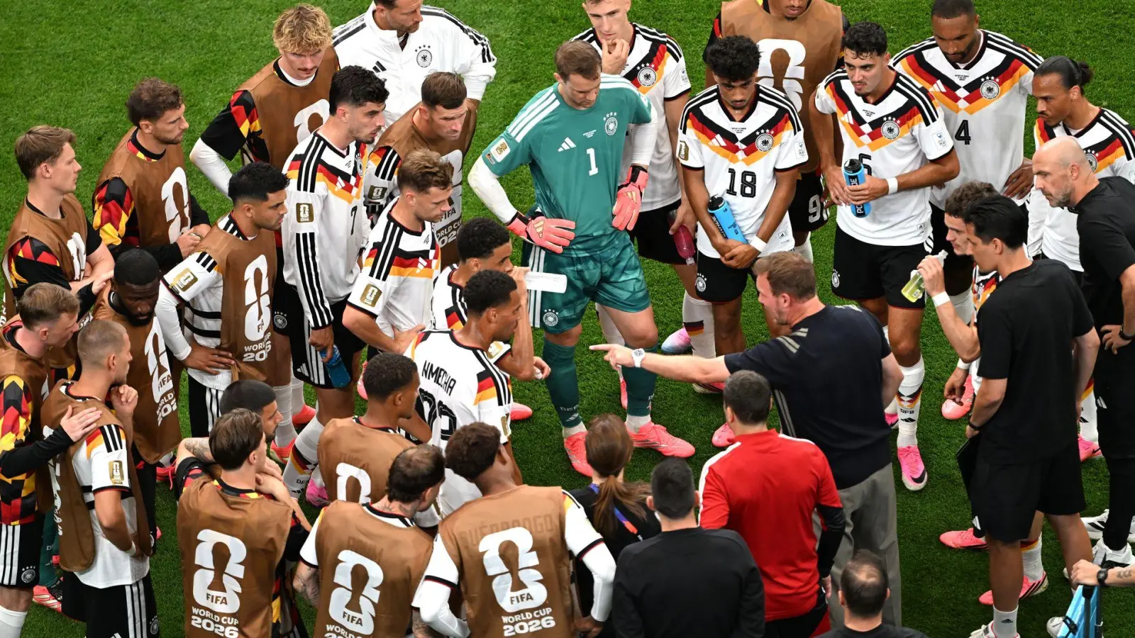 In der Bundesliga und bei der UEFA gibt es keine Überlegungen für zusätzliche Trinkpausen. (Foto: Federico Gambarini/dpa)