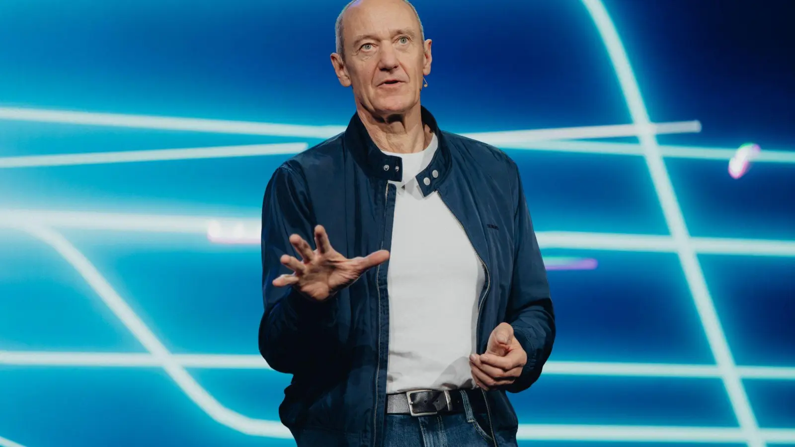 Siemens-Chef Roland Busch kann sich über stark steigende Aktienkurse freuen. (Foto: Uncredited/Siemens/dpa)