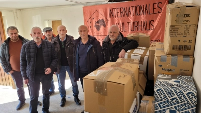 Mitglieder des Vereins „Internationales Kulturhaus“ haben viele Kartons mit Sachspenden für die Erdbebenopfer in der Türkei abgegeben. (Foto: Nina Daebel)