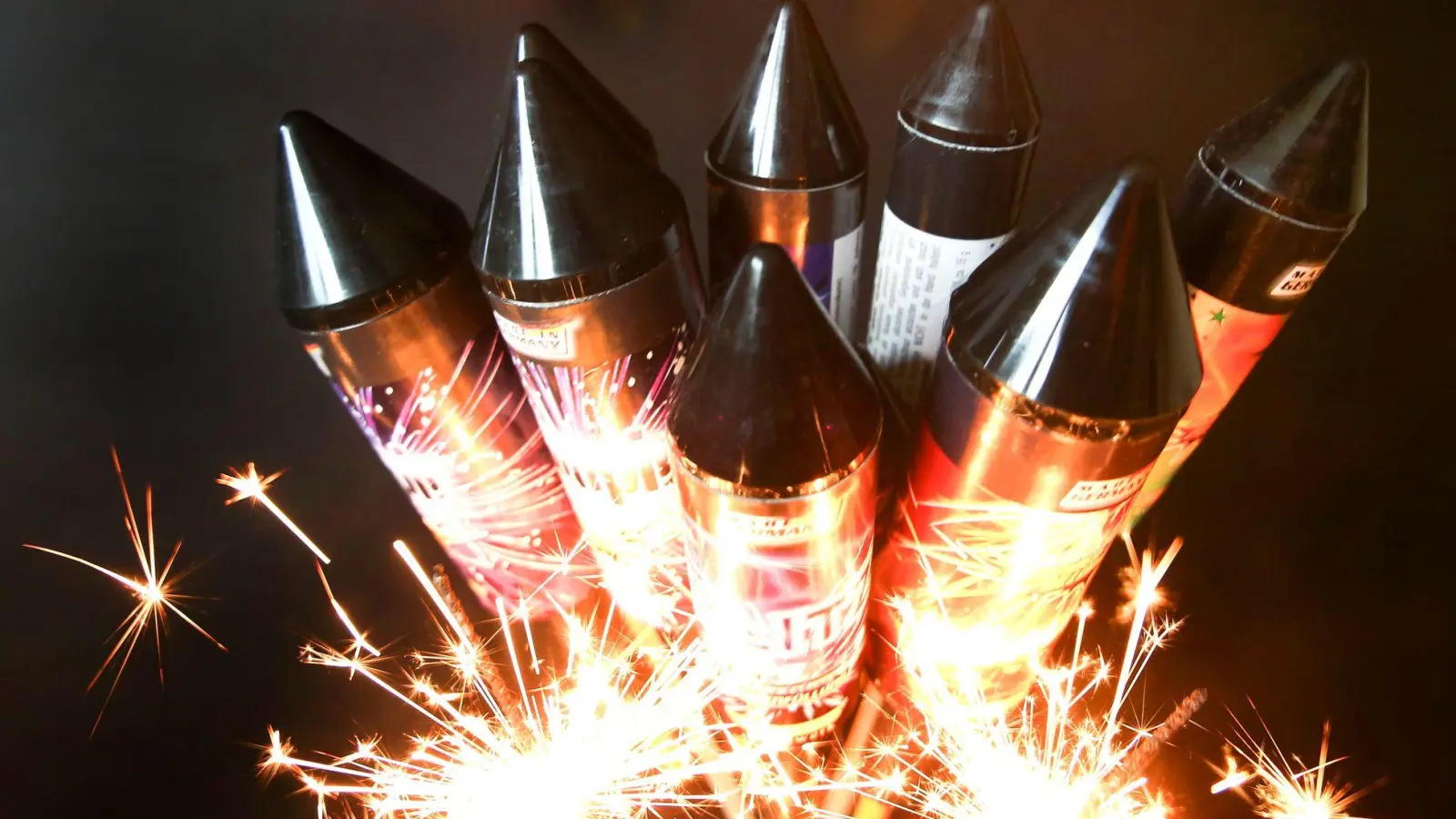 Den Ermittlern zufolge bestätigte sich der Verdacht, dass eine Silvesterrakete das Feuer ausgelöst hatte. (Symbolbild) (Foto: Roland Weihrauch/dpa)