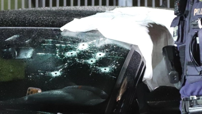 Durch die Windschutzscheibe wurden Schüsse auf einen Mann abgegeben. (Foto: Sascha Thelen/dpa)