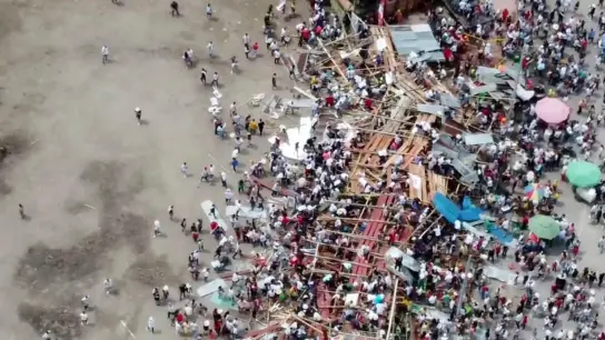 In diesem Videostandbild stürzen Zuschauer zu Boden, als ein Teil einer Holztribüne zusammenbricht. (Foto: Uncredited/AP/dpa)