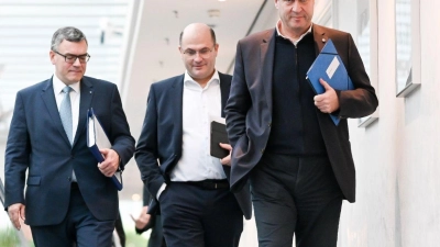Markus Söder (r-l), Albert Füracker und Florian Herrmann kommen zur Kabinettssitzung. (Foto: Tobias Hase/dpa)