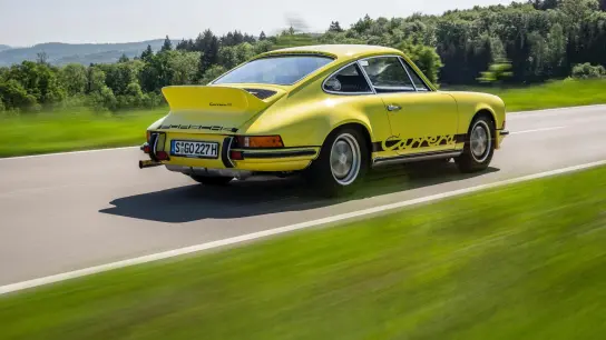 Alles, was Porsche-Fans kultig finden: Grelle Farben der 1970er, Entenbürzel und Carrera-Schriftzug. (Foto: Deniz Calagan/Porsche AG/dpa-tmn)