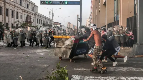 Demonstranten stoßen mit der Polizei auf einer Straße in Lima zusammen. (Foto: Aldair Mejia/AP/dpa)