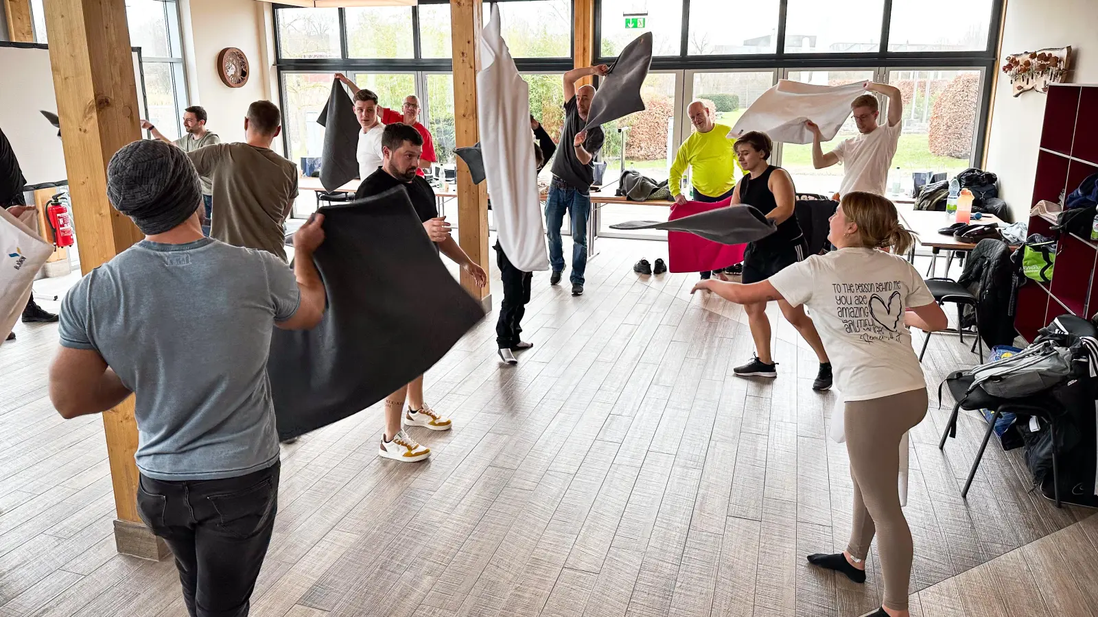 Auch Wedeltechniken lernten die künftigen Saunameister beim Weiterbildungslehrgang in der Franken-Therme. (Foto: Sebastian Marx)