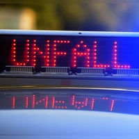 Mit einem Unfall, bei dem ein Kind verletzt wurde, hatte es die Polizei in Uffenheim zu tun. (Symbolbild: Lino Mirgeler/dpa)